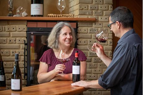 Georg und Ingrid Schneider Verkostung Wein